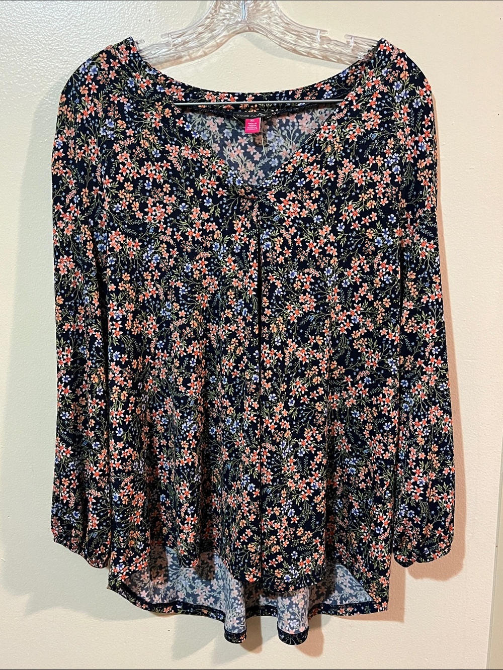 NWOT VINCE CAMUTO Floral High Low Light Stretchy Fabric Top - V Neck Long Sleeve